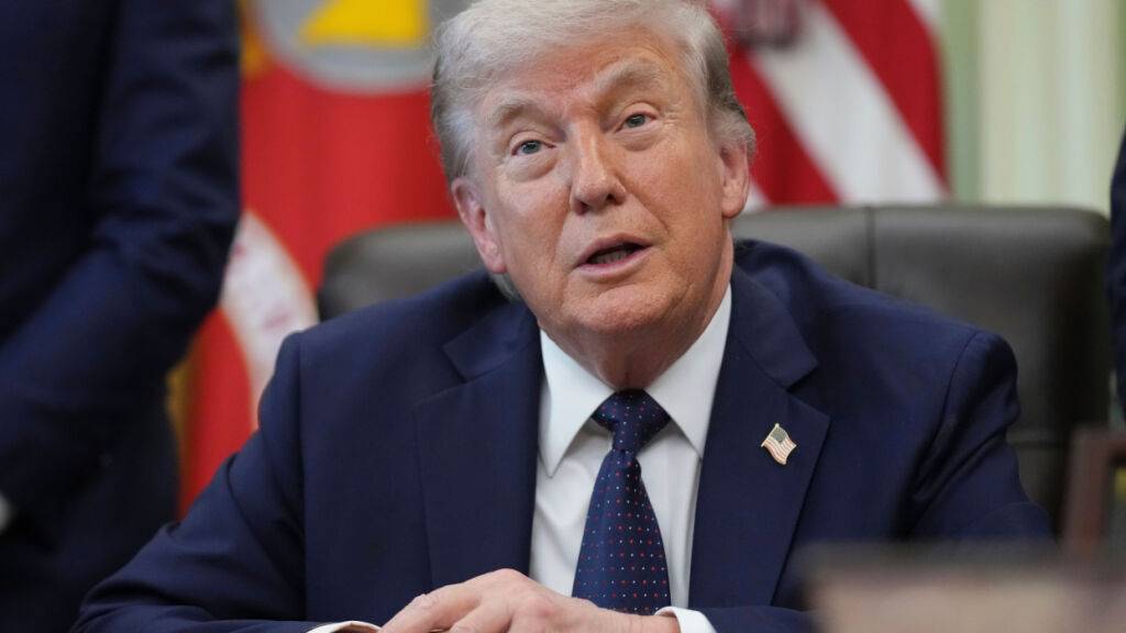 US-Präsident Donald Trump spricht während eines Treffens zwischen den Botschaftern Israels und des Libanon im Oval Office im Weißen Haus. Foto: Mark Schiefelbein/AP/dpa