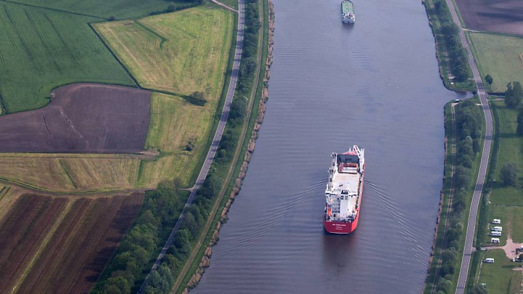 Schiffsverkehr auf dem Nord-Ostsee-Kanal bei Rendsburg in Schleswig-Holstein. (Archivbild)