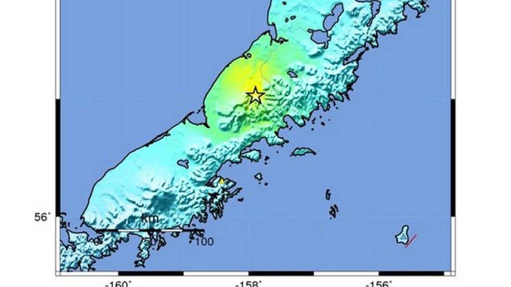 Laut der US-Erdbebenwarte USGS ereignete sich das Beben in einer dünn besiedelten Region rund 650 Kilometer südwestlich von Anchorage.