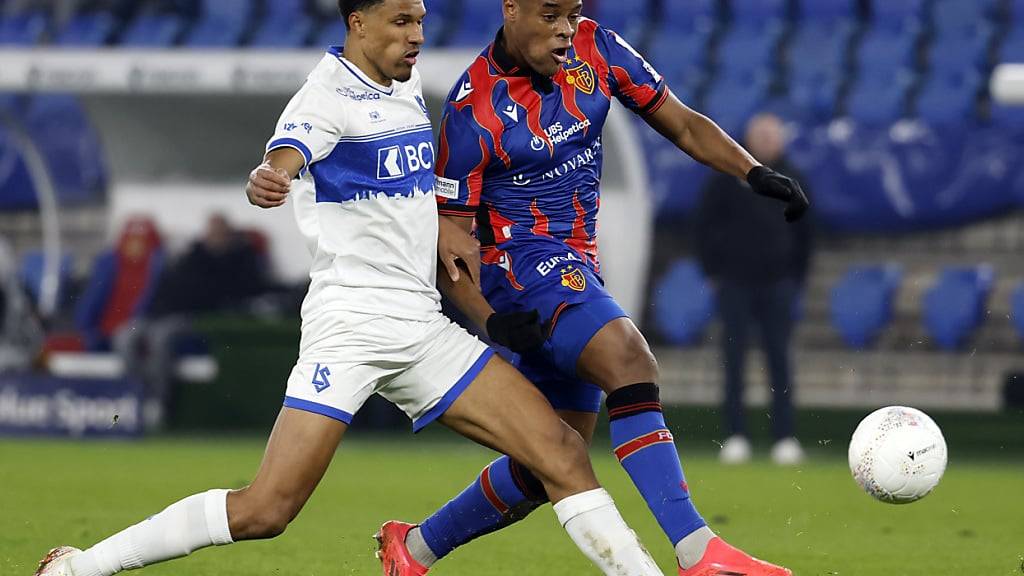 Karim Sow (links) hält gegen Kevin Carlos dagegen