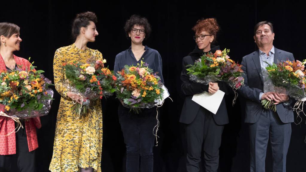 Sibylle Berg (zweite von rechts) hat den Schweizer Buchpreis gewonnen. Neben ihr nominiert waren Tabea Steiner, Simone Lappert, Ivna Žic und Alain Claude Sulzer (von links nach rechts). Der Hauptpreis ist mit 30'000 Franken dotiert; die Nominierten erhalten je 3000 Franken.