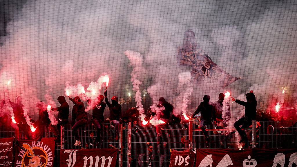 Servette-Fans mit Pyro am Halbfinal des Schweizer Fussball Cups gegen den FC Winterthur auf der Winterthurer Schützenwiese. (Archivbild)