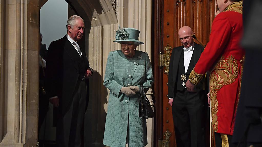 Statt mit der Kutsche fuhr die Queen mit einem Auto die kurze Strecke zwischen dem Buckingham-Palast und dem Parlament. Begleitet wurde sie von ihrem ältesten Sohn, Thronfolger Prinz Charles (l.).