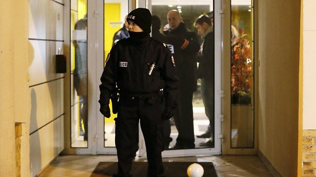 Polizisten in Montrouge: In der Gemeinde südlich von Paris fand die Polizei einen Gegenstand, der möglicherweise ein Sprengstoffgürtel ist.