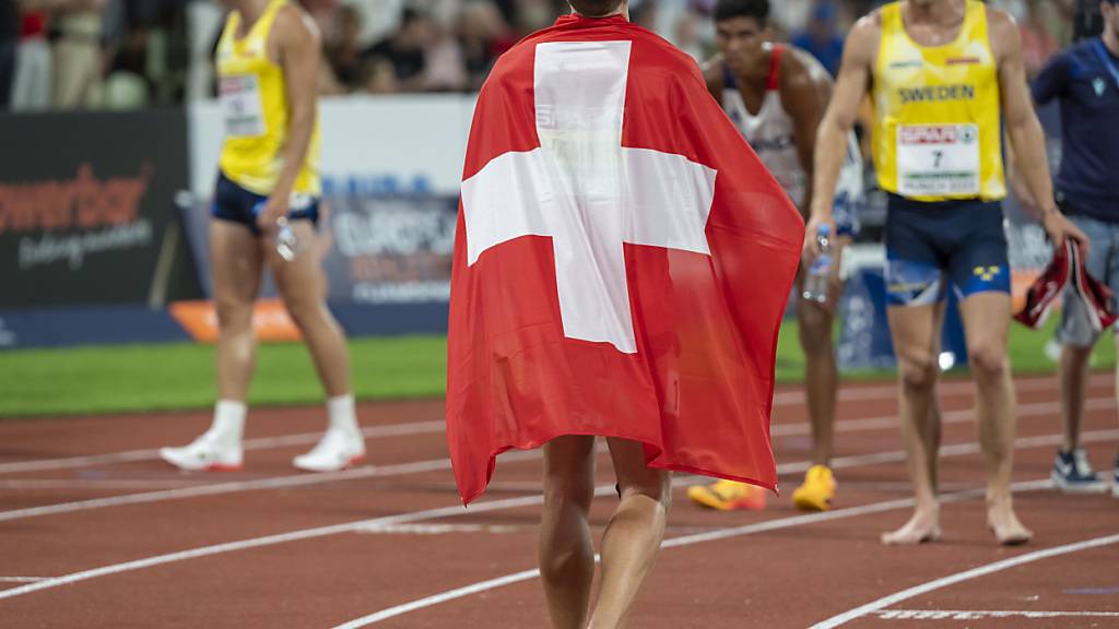 Die Schweizer Flagge soll am Samstagabend in Rom bei Gewinn einer Medaille möglichst oft auf der Bahn gezeigt werden.  So wie von Simon Ehammer in dieser Szene 2022 in München