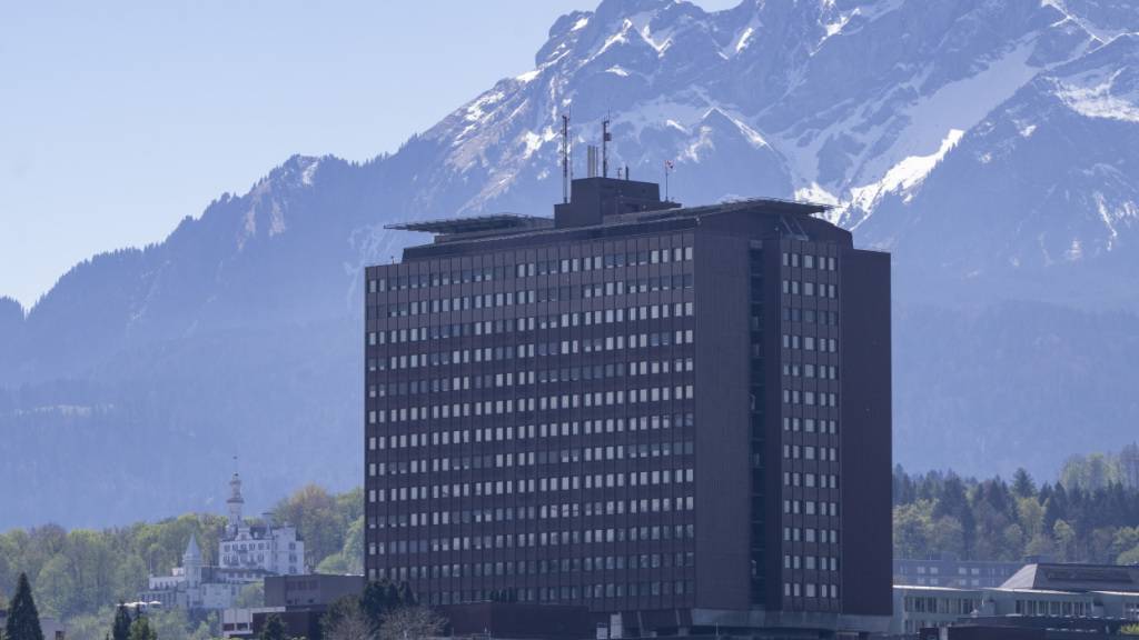 Das Luzerner Kantonsspital will allfällige Zwischennutzungen des heutigen Hauptgebäudes, das abgerissen werden soll, «ergebnisoffen» prüfen lassen. (Archivaufnahme)