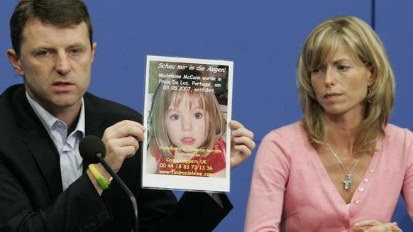 Die Eltern von Madeleine McCann, Kate und Gerry McCann, zeigen ein Bild ihrer Tochter (2007). (Archivbild)