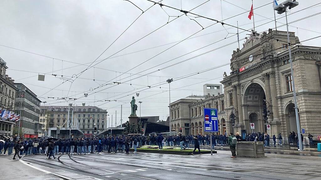 Aus Protest gegen die Sperrung der Südkurve im Letzigrund haben sich am Sonntagmittag die Fans des FC Zürich vor dem Zürcher Hauptbahnhof besammelt.