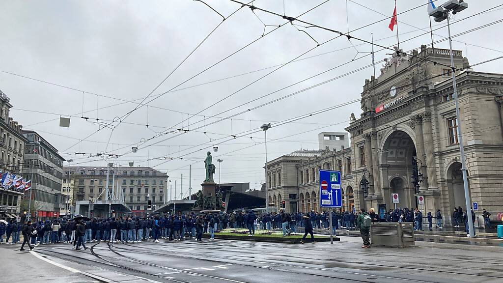 FCZ-Fans besammeln sich wegen Sektorsperrung in Zürcher Innenstadt