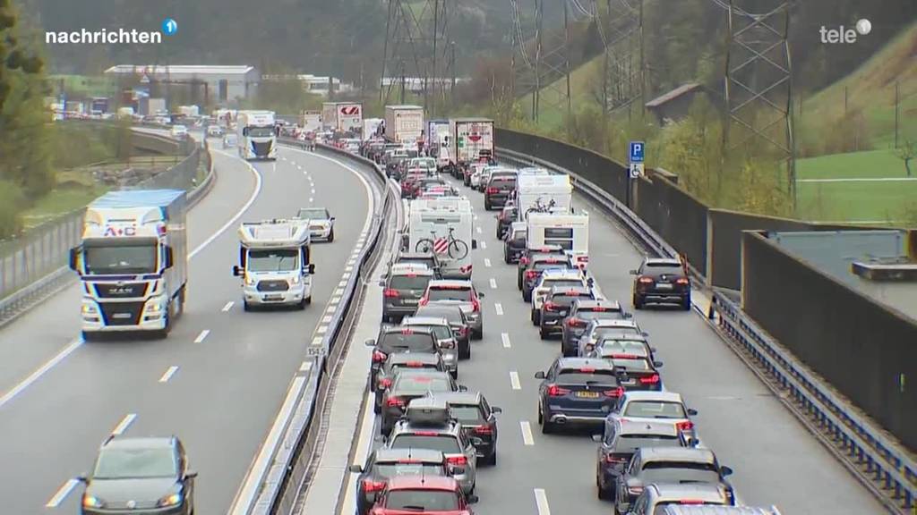 Ferienstart: Lange Wartezeiten vor dem Gotthard wegen Stau