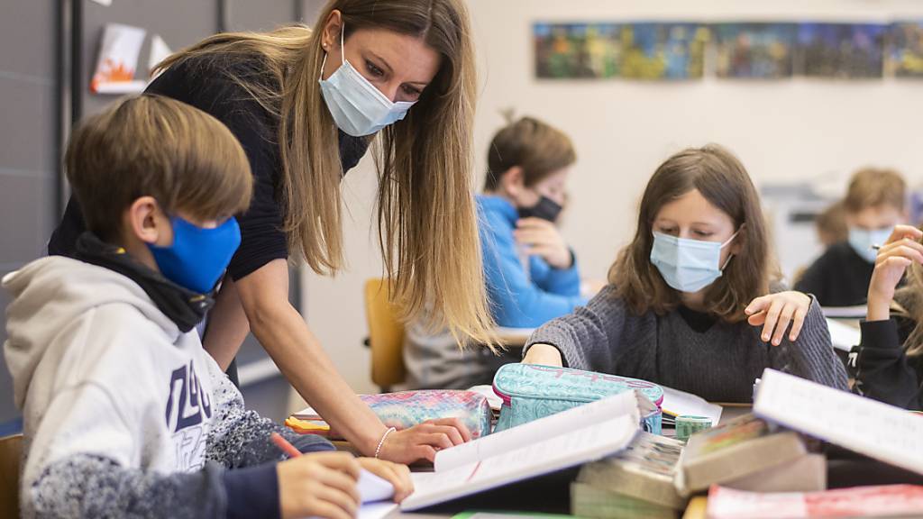 Seit Montag gilt im Kanton Zürich Maskenpflicht ab der 4. Klasse: Klassenlehrerin Amanda Zürcher im Schulhaus Fluntern in Zürich.