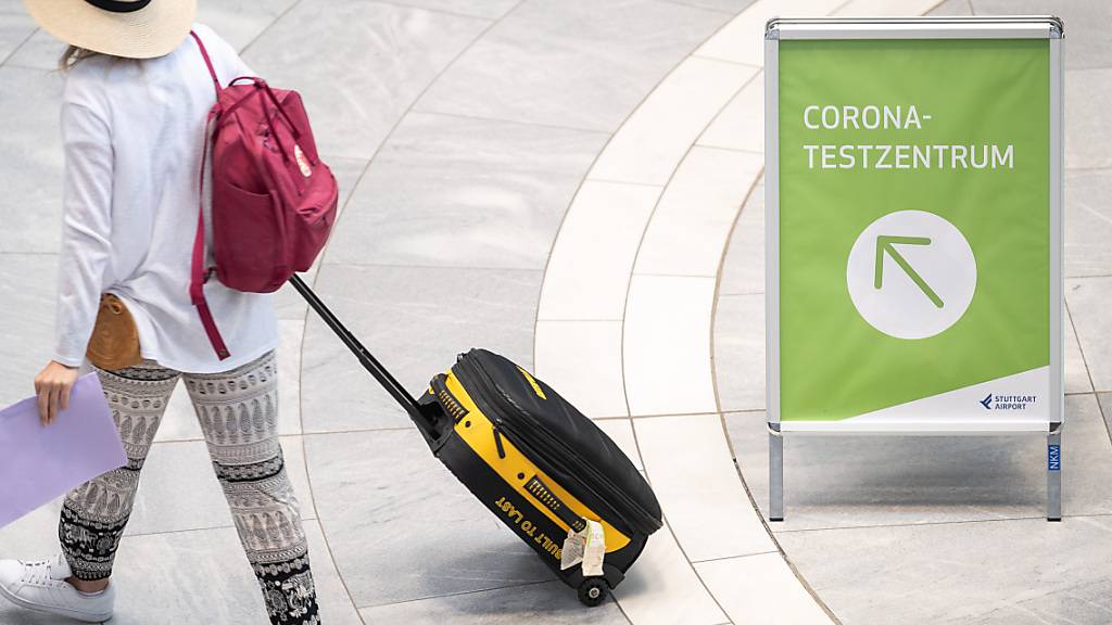 ARCHIV - Symbolbild: «Corona-Testzentrum» steht auf einem Schild am Stuttgarter Flughafen. Foto: Sebastian Gollnow/dpa