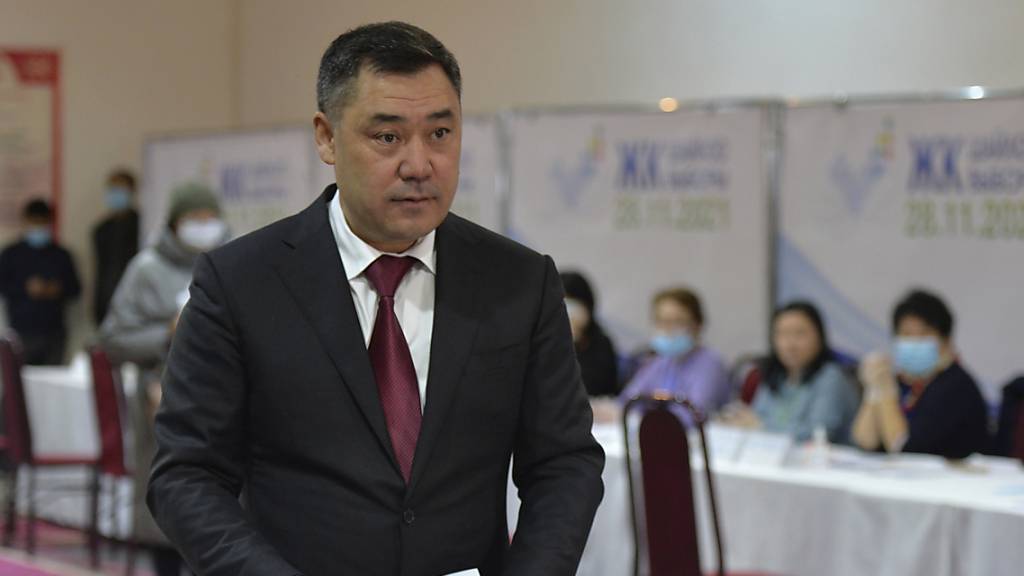 Sadyr Schaparow, Präsident von Kirgistan, bereitet sich auf die Stimmabgabe in einem Wahllokal während der Parlamentswahlen vor. In dem Hochgebirgsland an der Grenze zu China sind die Menschen zur Abstimmung über eine neue Volksvertretung aufgerufen.