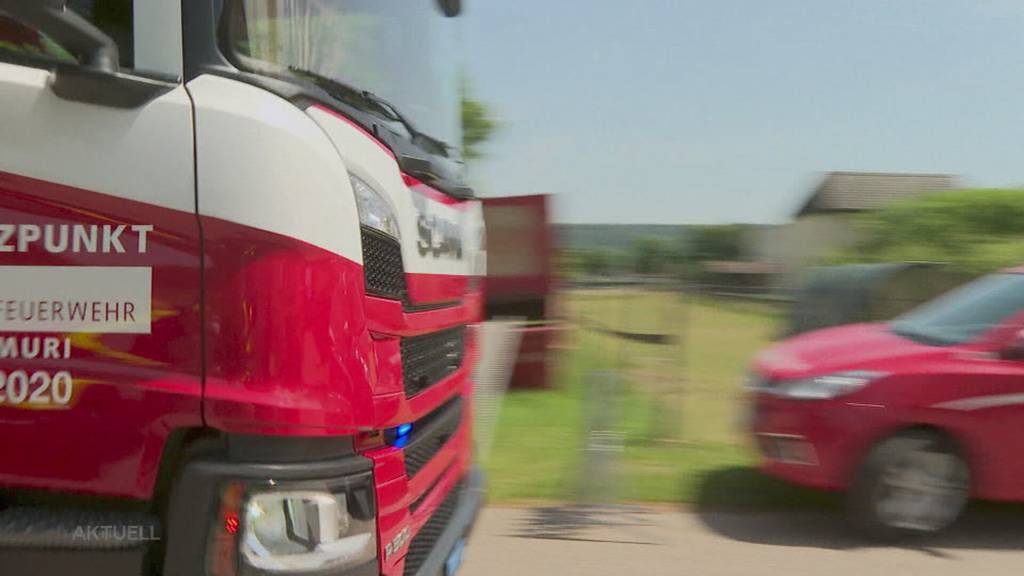 Rauch-Warnung Dintikon: Leute müssen wegen Scheunen-Brand Fenster schliessen