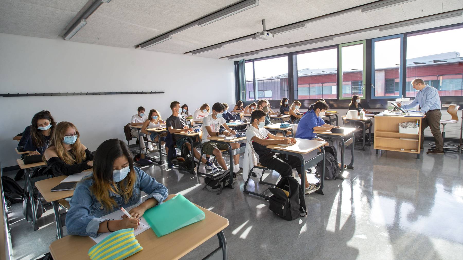 Ab dem nächsten Montag müssen auch Mittelschüler im Tessin eine Maske tragen.