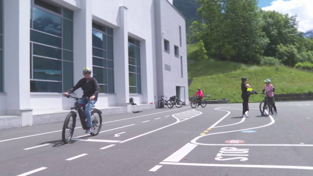 Urner Senioren üben E-Bike-Fahren