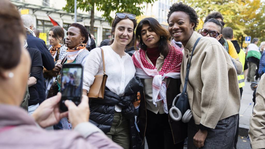Die Europaabgeordnete Rima Hassan stellte sich am Rande einer Demonstration, die die Verantwortung multinationaler Unternehmen für den israelisch-palästinensischen Konflikt anprangerte, für Selfies zur Verfügung.
