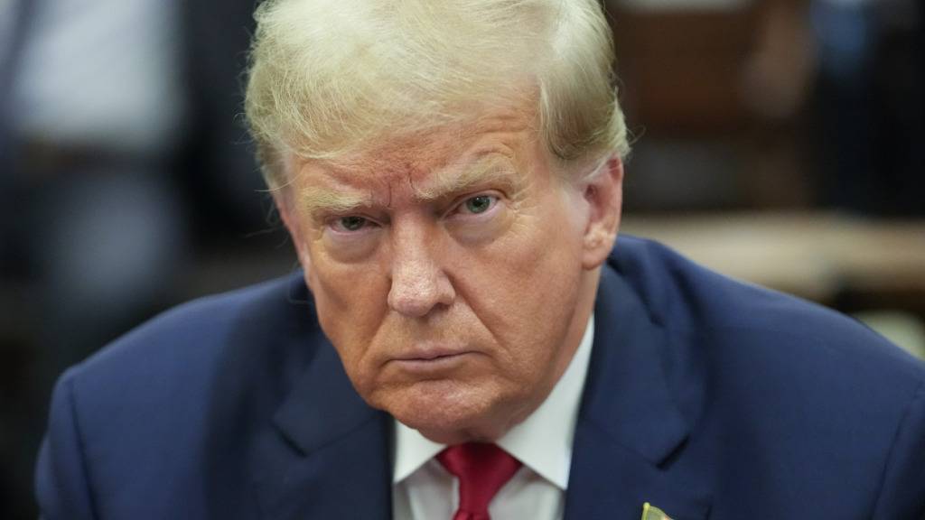 ARCHIV - Donald Trump, ehemaliger Präsident der USA, sitzt im Gerichtssaal vom New York Supreme Court. Foto: Mary Altaffer/POOL AP/AP/dpa