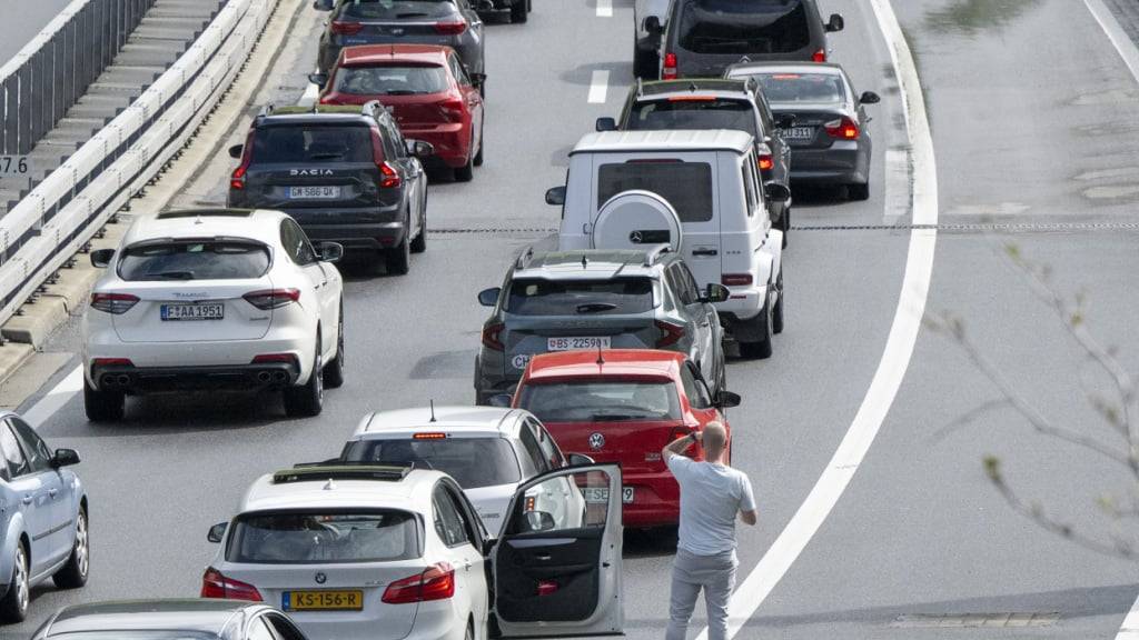 Oster-Reiseverkehr auf der A2 im Kanton Uri. Wer mit einem Motorfahrzeug die Schweiz ohne Aufenthalt durchquert, soll nach dem Willen des Bundesrates keine Durchfahrtsabgabe bezahlen müssen. (Archivbild)