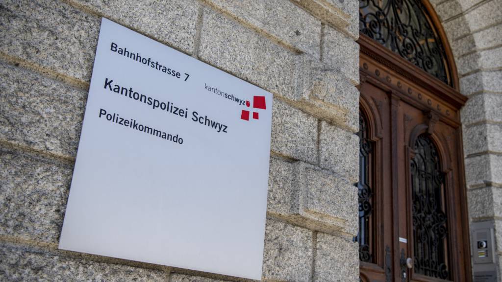 Die Kantonspolizei Schwyz weist darauf hin, dass Betrugsdelikte nicht nur online stattfinden. (Archivaufnahme)