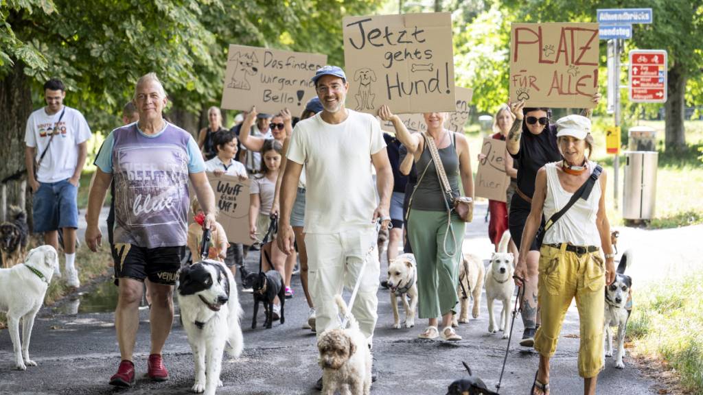«Hündeler» demonstrieren für Sihlzugang auf der Zürcher Allmend