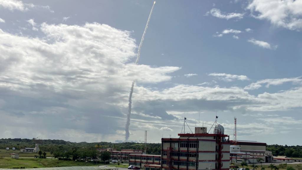 Die neue europäische Trägerrakete Ariane 6 startet am europäischen Weltraumbahnhof in Kourou in Französisch-Guayana erstmals in den Weltraum. Die Rakete hob gegen 21.00 Uhr (MESZ) ab.