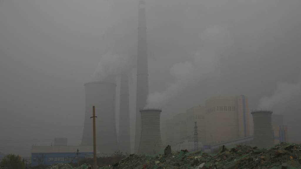 Ein Kraftwerk in der chinesischen Hauptstadt Bejing. Die CO2-Zertifikate dienen der Verbesserung der Klimabilanz von Unternehmen. Künftig dürfen die Firmen auch in China mit den Zertifikaten handeln. (Archivbild)