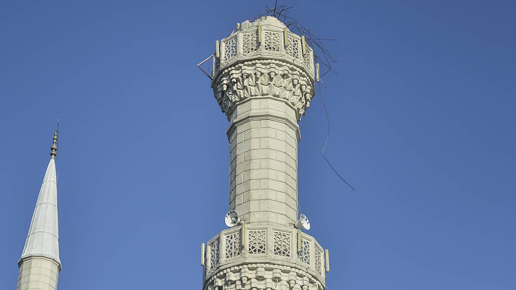 Die Spitze eines Minaretts in Istanbul brach infolge des Erdbebens ab.