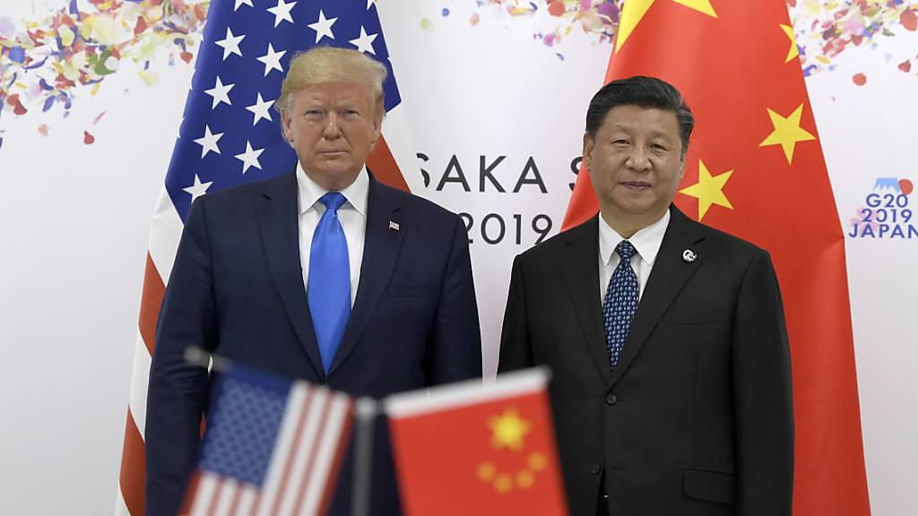 China dürfte die USA im Jahr 2028 wirtschaftlich überholen. Im Bild der noch amtierende US-Präsident Donald Trump (links) und der chinesische Präsident  Xi Jinping. (Archivbild)