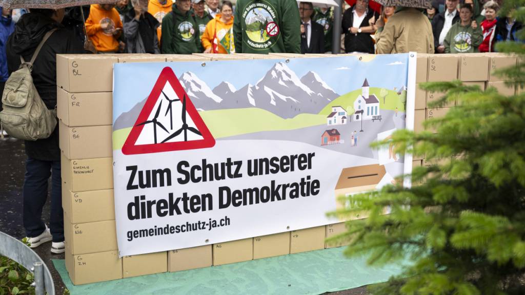 Laut dem Bundesrat würde eine Annahme der Initiativen den Ausbau der Windenergie in der Schweiz stark einschränken. (Archivbild)