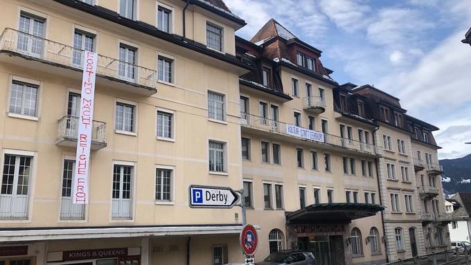 Wieder hängen Transparente am leerstehenden Grindelwaldner Hotel