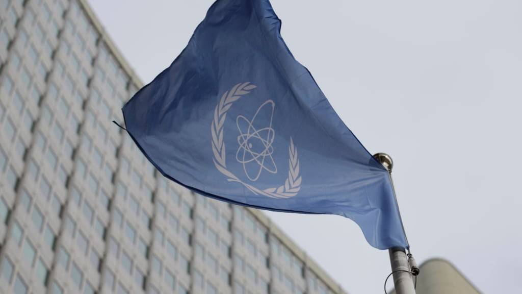 ARCHIV - Die Flagge der Internationalen Atomenergie-Organisation weht während einer Sitzung des Gouverneursrats der IAEA vor ihrem Sitz. Foto: Heinz-Peter Bader/AP/dpa