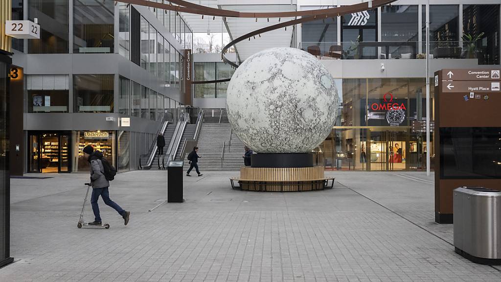 Der Flughafen Zürich will sein Dienstleistungszentrum «The Circle» nicht länger als Einkaufsmeile sehen: «Wir sind zum Schluss gekommen, dass wir vom Image wegkommen wollen, der Circle sei eine grosse Detailhandelsdestination», sagte Immobilienchefin Lydia Naef. (Archivbild)