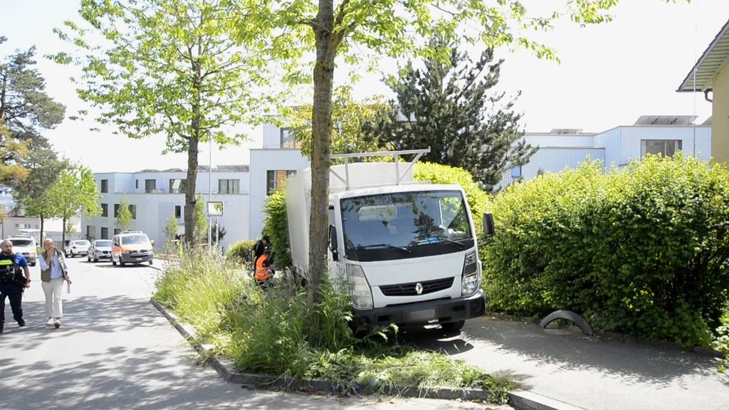 Rentnerin in Höngg von führerlosem Lieferwagen erfasst und lebensbedrohlich verletzt