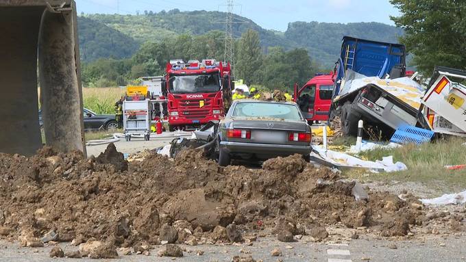 Nach schwerem Unfall: Lastwagenfahrer verstorben, zwei Personen verletzt