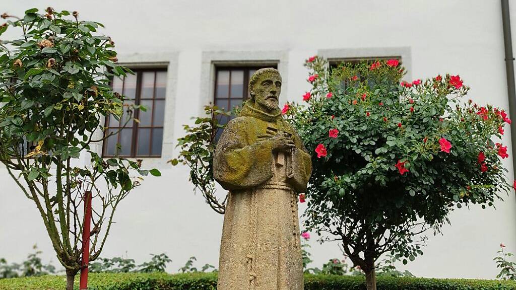 Er bleibt als letzter Bruder im Garten des Kapuzinerklosters Olten im Kanton Solothurn zurück: Franz von Assisi als Steinfigur.