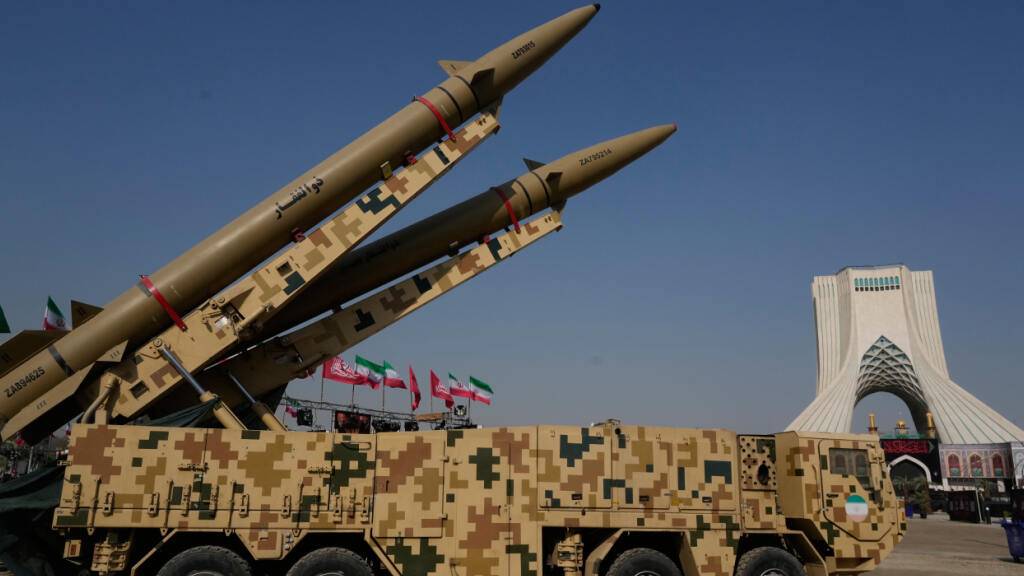 ARCHIV - Die im Iran hergestellten Raketen «Zolfaghar» (oben) und «Zolfaghar Bassir» werden von den Streitkräften in einer temporären Ausstellung vor dem Azadi-Turm (Freiheitsturm) präsentiert. Foto: Vahid Salemi/AP/dpa
