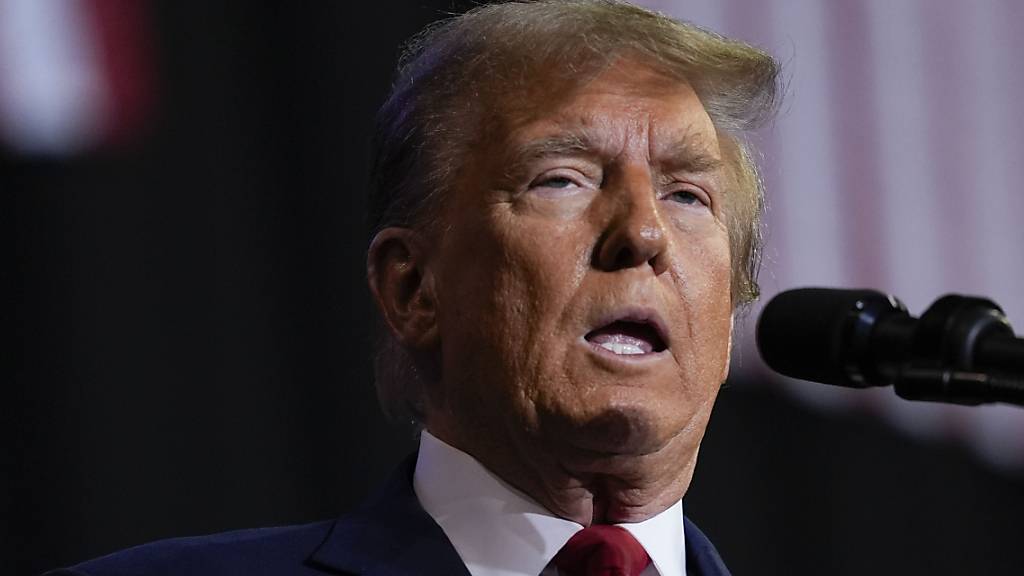 Donald Trump, ehemaliger Präsident der USA und Bewerber um die Präsidentschaftskandidatur der Republikaner, spricht während einer Wahlkampfveranstaltung. Foto: Matt Rourke/AP