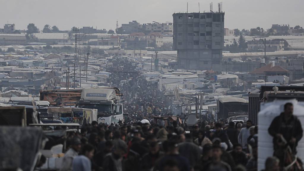 ARCHIV - Vertriebene Palästinenser werden in der Nähe der Grenze zwischen Gaza und Ägypten gesehen. Foto: Mohammed Talatene/dpa