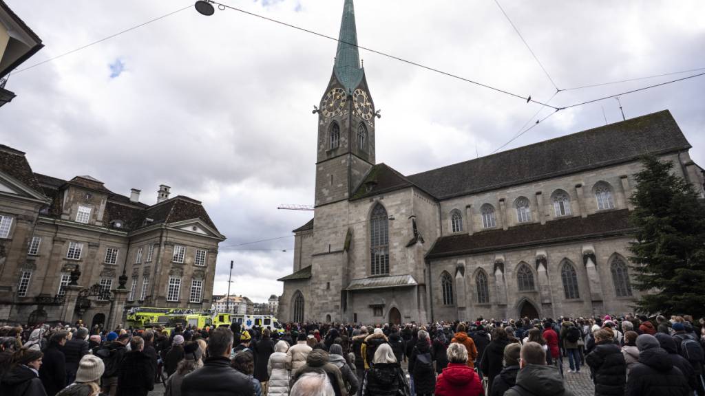 Hunderte Menschen gedachten der Opfer der Brandkatastrophe in Crans-Montana am Freitag auf dem Zürcher Münsterhof.