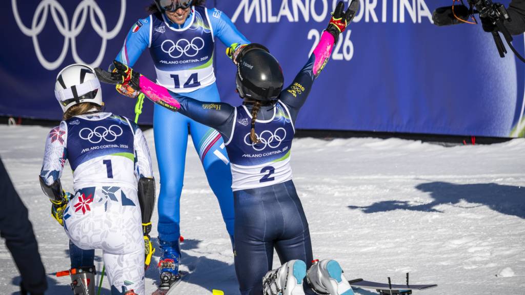 Die Silbermedaillengewinnerinnen Thea Stjernesund (links) und Sara Hector huldigen der Olympiasiegerin Federica Brignone