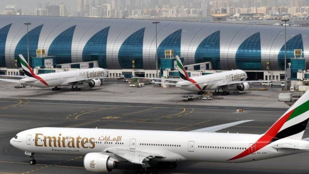 Wegen Visa-Bann und verschärfter Sicherheitskontrollen: Die Fluggesellschaft Emirates streicht viele Flugverbindungen in die USA. (Archiv)