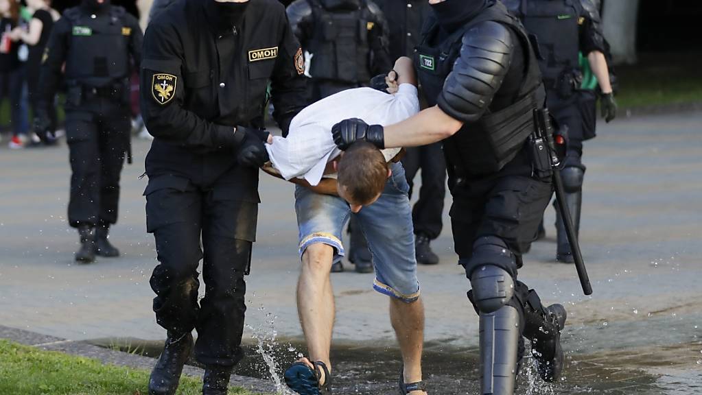 dpatopbilder - Die Polizei verhaftet einen Demonstranten während eines Massenprotests nach den Präsidentschaftswahlen in Belarus. Foto: Sergei Grits/AP/dpa