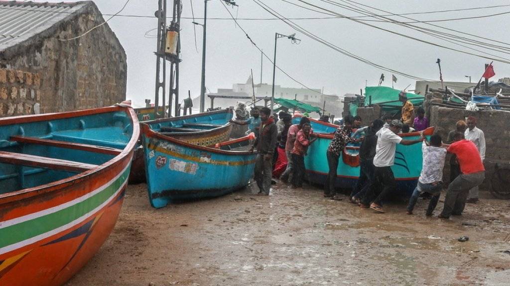 Indische Fischer bringen in Veraval ihre Schiffe vor dem Zyklon in Sicherheit.