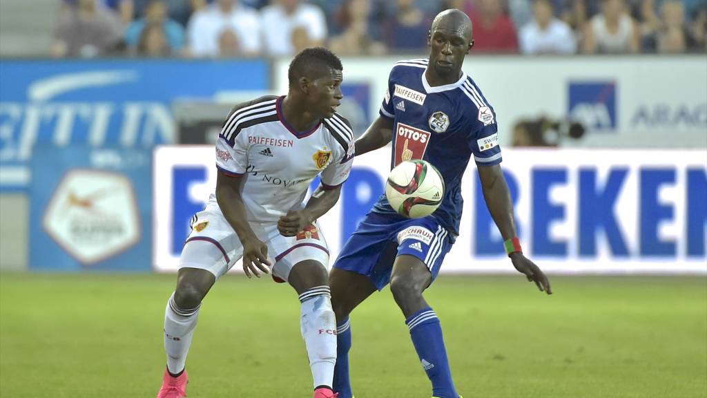 Basels Doppel-Torschütze Breel Embolo (links) im Einsatz gegen FCL-Spieler Sally Sarr.