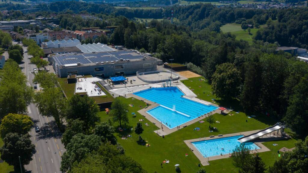 Die Traglufthalle wird in den nächsten Wochen über dem Schwimmbecken des Freibads Lerchenfeld aufgebaut.
