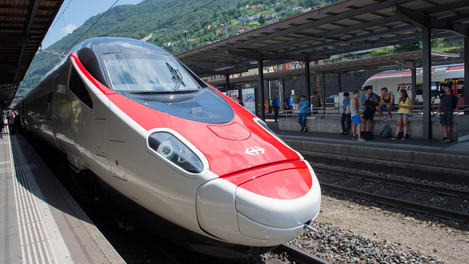 Der Neigezug ETR610 fährt im Bahnhof Bellinzona ein.