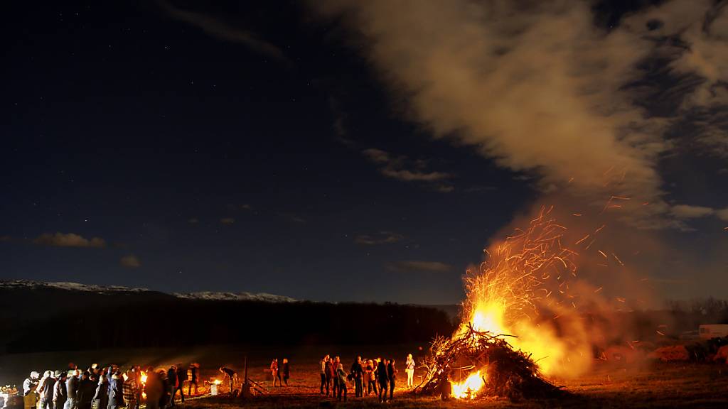 Protestfeuer von Bauern am Samstagabend in Bernex im Kanton Genf.