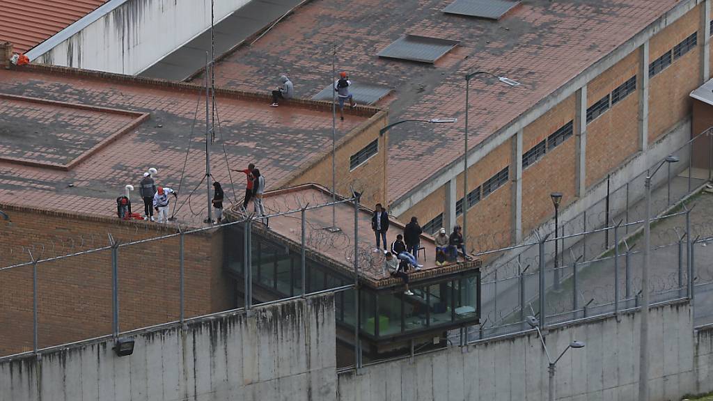 In Equador wurden Dutzende Gefängniswärter und Polizisten von den Insassen entführt und als Geisel genommen. Foto: Xavier Caivinagua/AP/dpa