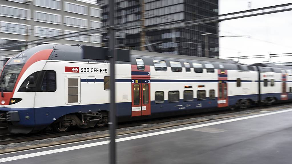 Fehlende Pendler tragen zum Defizit der SBB bei: S-Bahn-Zug im Bahnhof Zürich-Altstetten. (Archivbild)
